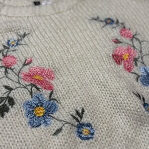 H&M‎ Divided Cream Embroidered Floral Knit Sweater Womens Small Cropped Pullover
